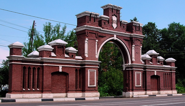 Символ города - Красные ворота на ул. Янгеля